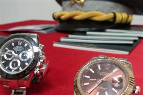 cassaforte finti rolex|La rapina dei finti poliziotti: rubano i Rolex e poi legano il padrone .